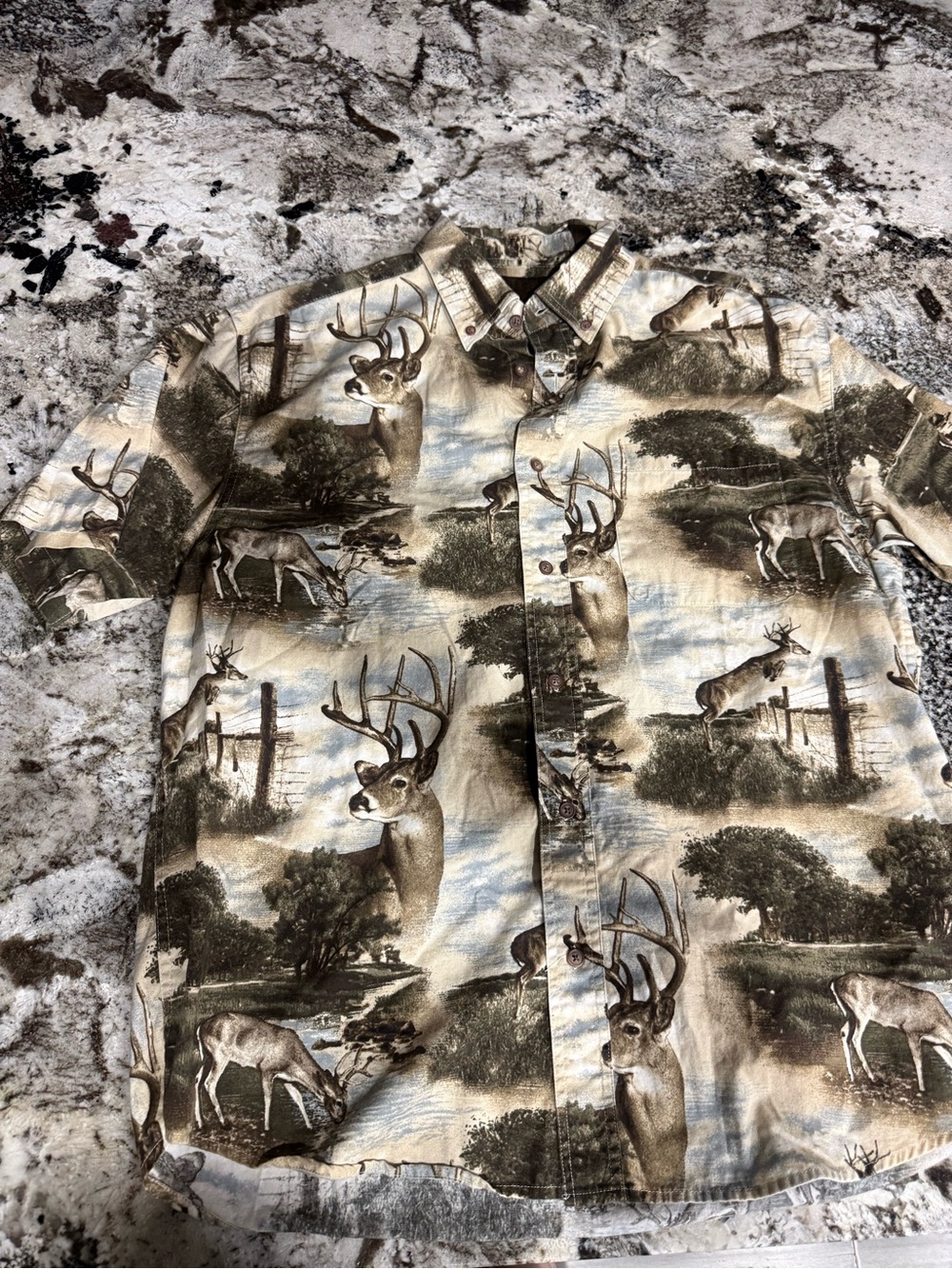 Short-Sleeve Deer Scene Button-Down Shirt in Beige/Brown